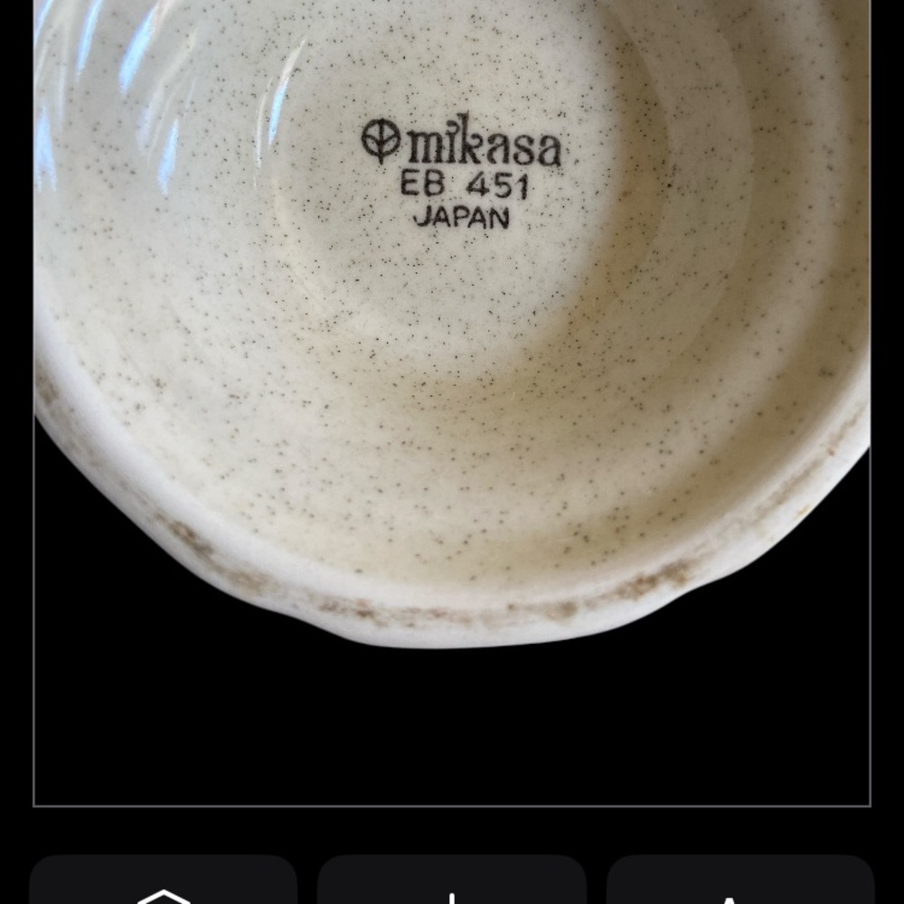 Mikasa Cream and Green Covered sugar Bowl with Holly Design - Picture 7 of 7
